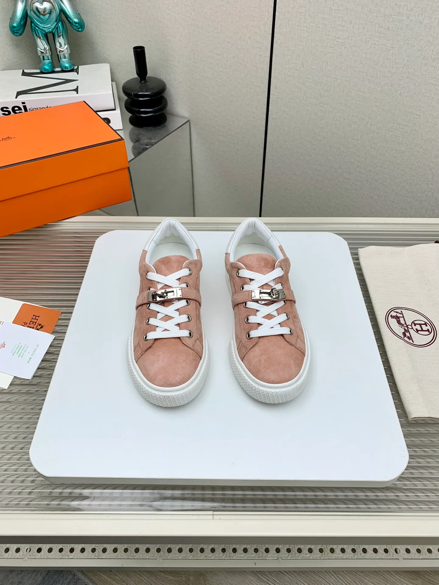 👟👟Ex-factory price 660👟👟 Men's style ➕10 (high version) Hermes classic couple model #𝐊𝐞𝐥𝐥𝐲 buckle casual white skate shoes, which will not conflict with shoes at all. Full of unknowns, Hermès rarely produces flat casual shoes and they are paired with classic palladium-plated Kelly shoe buckles! You'll fall in love with it at first sight. It's super versatile and can be worn with any skirt or pants. 🉑️Looking in with your eyes closed, it looks super noble. Fabric: Specific cowhide/canvas material. Lining: Sheepskin lining. Outsole: Original molded TPU outsole. Size: 35-45.